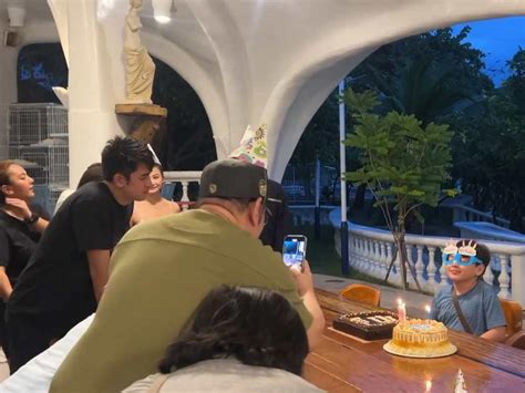 masayang tinanggap ang regalo ni justin|Justin, nakatanggap ng birthday surprise .